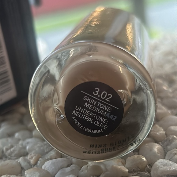 Brand New Smashbox Studio Skin 24 Hours Hydra Foundation - Picture 2 of 2